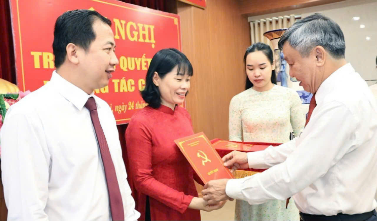 Lãnh đạo Tỉnh ủy Đồng Nai trao quyết định cho 2 cán bộ mới được bổ nhiệm.