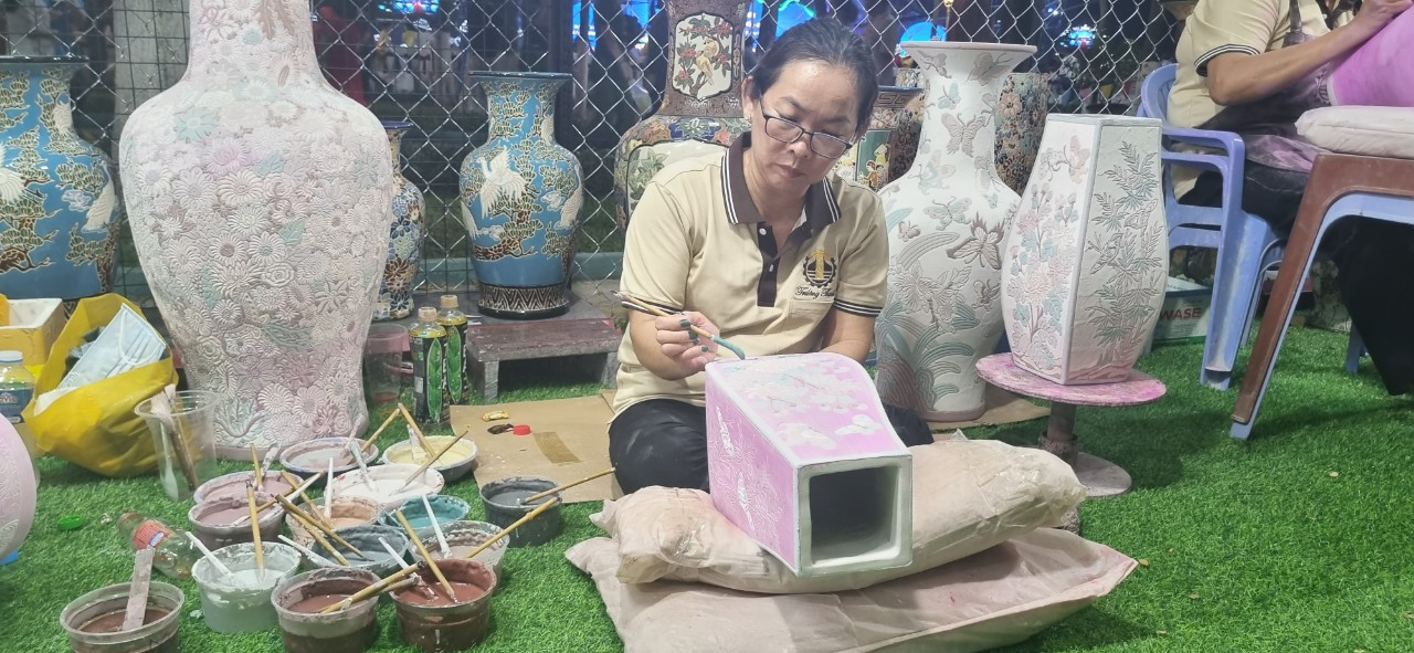 CCN gốm sứ Tân Hạnh tại thành phố Biên Hòa, trong số ít CCN hoàn thành hệ thống xử lý nước thải (trong ảnh: công nhân sản xuất gốm)