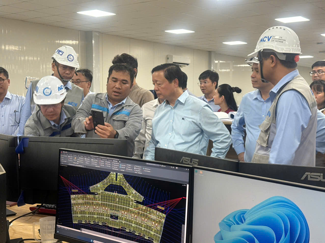 Phó Thủ tướng Trần Hồng Hà kiểm tra trụ sở làm việc của nhà thầu.