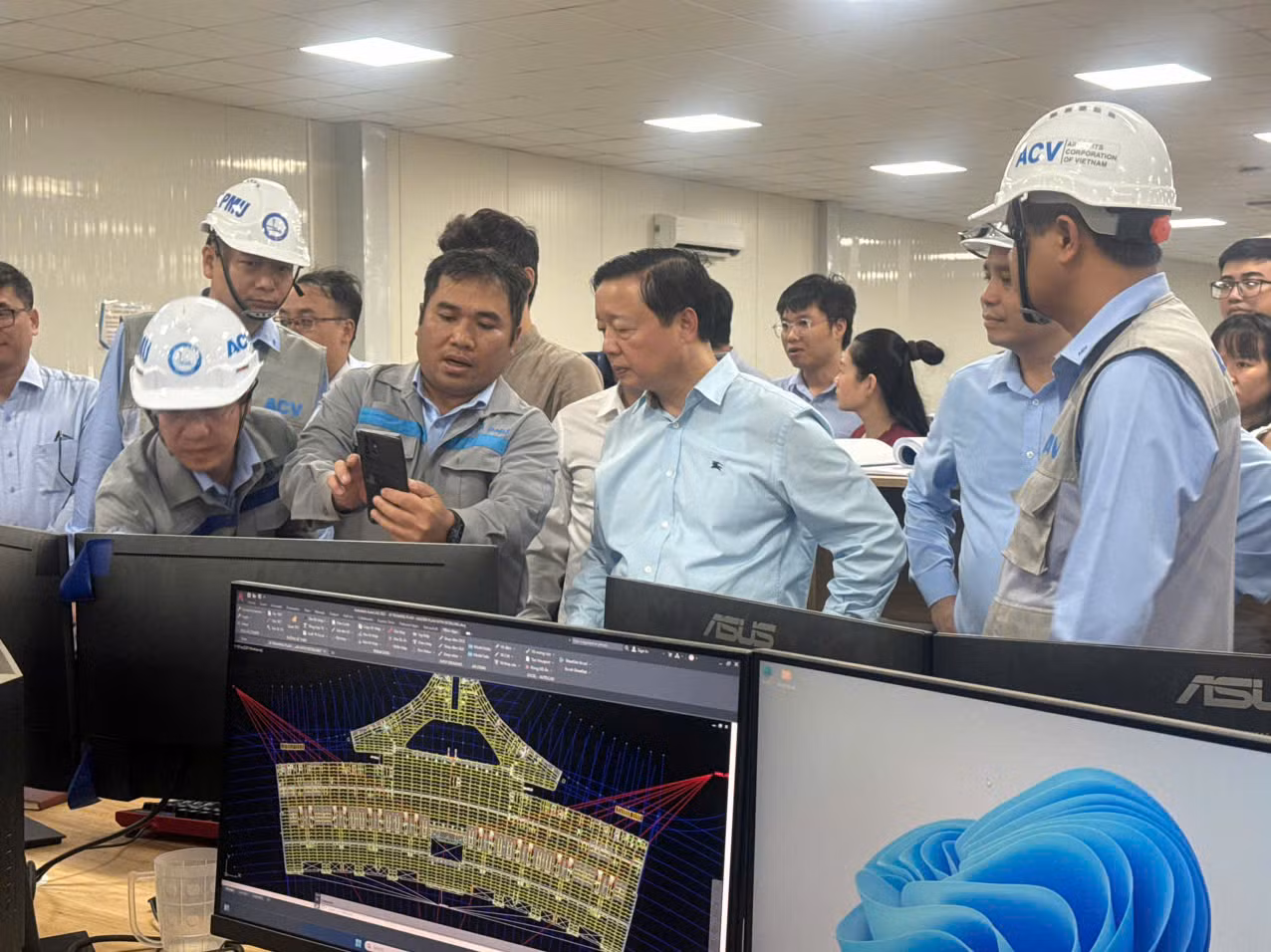 Phó Thủ tướng Trần Hồng Hà kiểm tra trụ sở làm việc của nhà thầu.