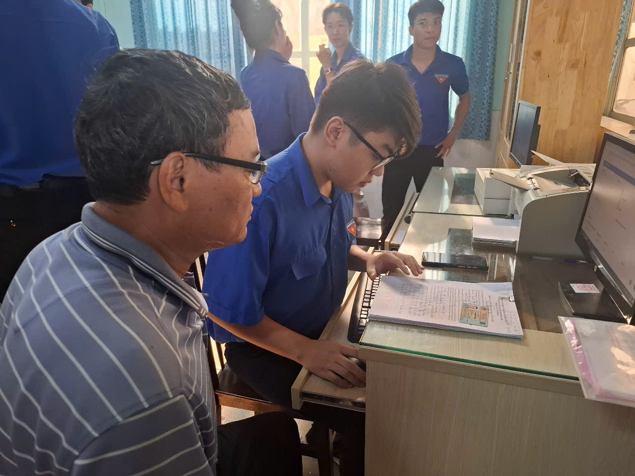 Một người dân được hướng dẫn nhập dữ liệu hồ sơ đăng ký cấp giấy chứng nhận quyền sử dụng đất