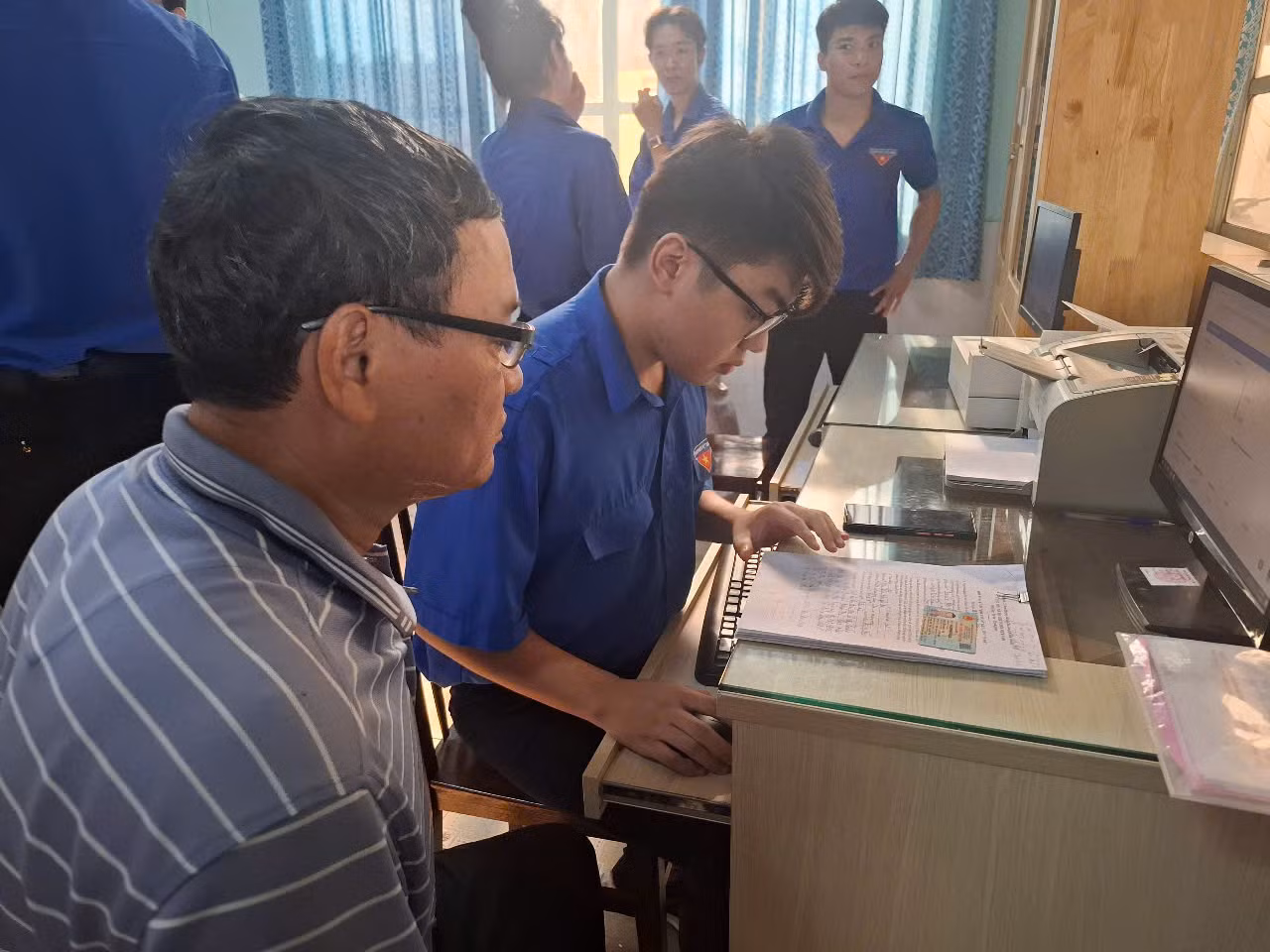 Một người dân được hướng dẫn nhập dữ liệu hồ sơ đăng ký cấp giấy chứng nhận quyền sử dụng đất