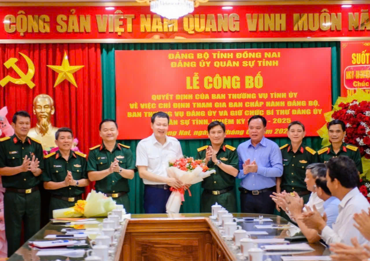 Bí thư Tỉnh ủy Đồng Nai Vũ Hồng Văn nhận hoa chúc mừng