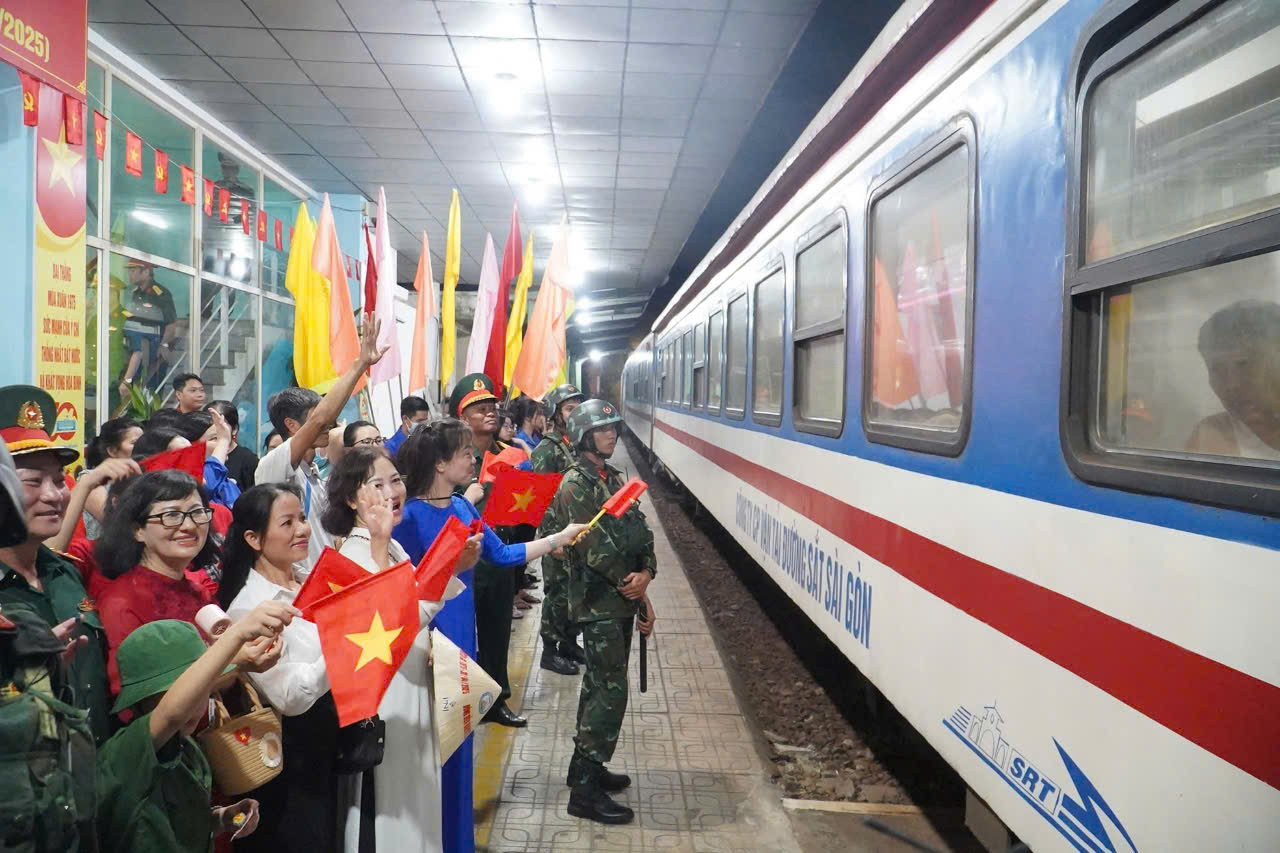 Người dân và các lực lượng chức năng tiễn đoàn lên tàu Người dân và các lực lượng chức năng tiễn đoàn lên tàu