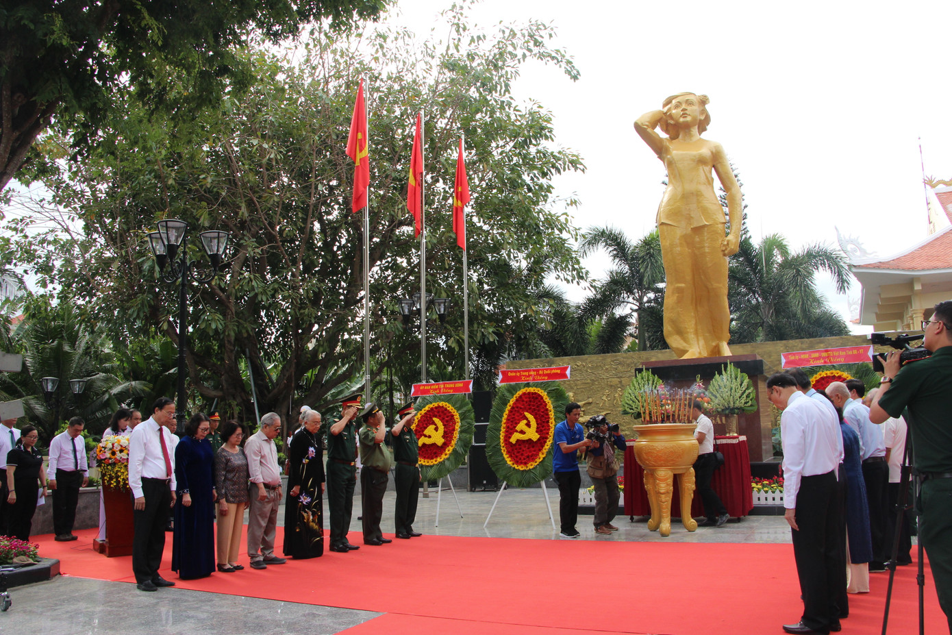 Đại biểu dâng hương, hoa tưởng niệm Anh hùng liệt sĩ Võ Thị Sáu. Đại biểu dâng hương, hoa tưởng niệm Anh hùng liệt sĩ Võ Thị Sáu.