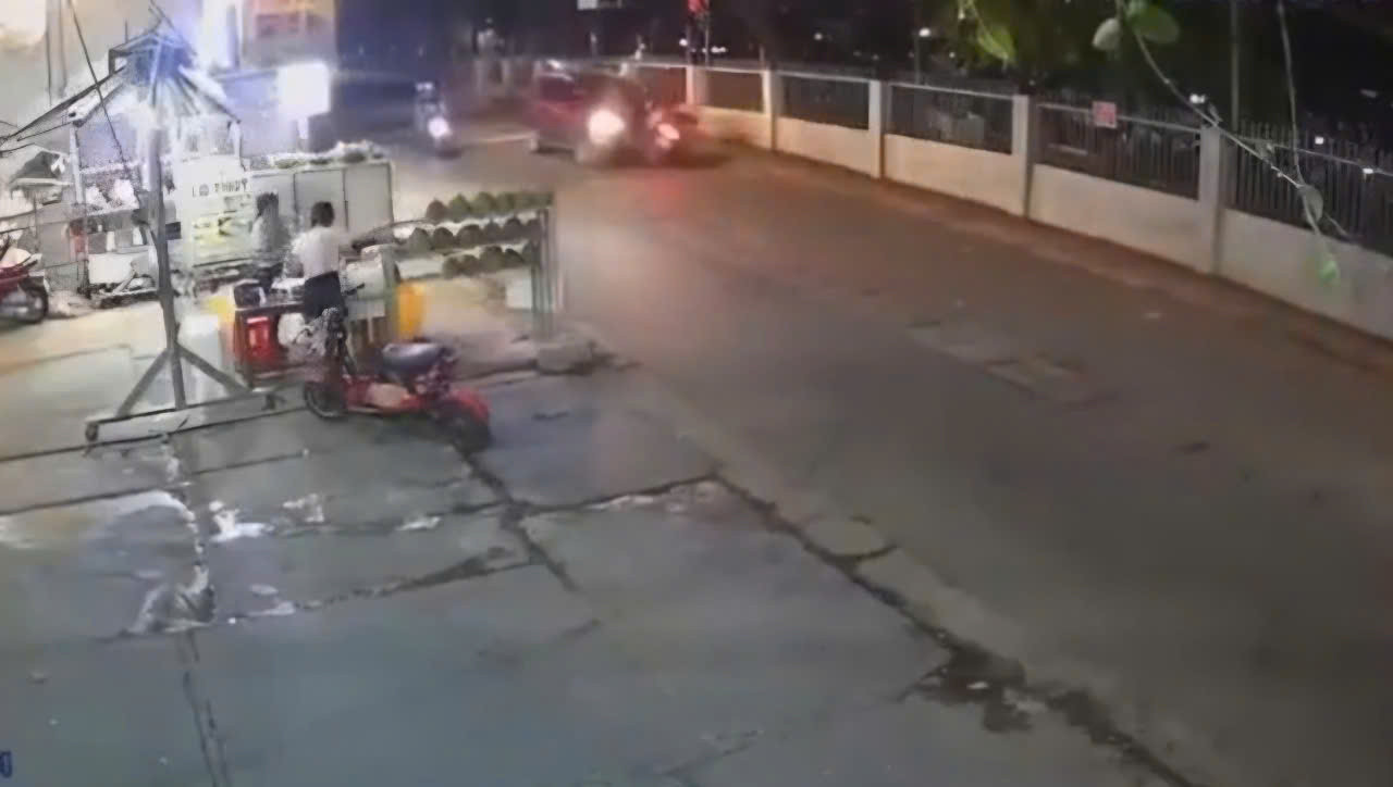 Xe ô tô con lấn trái gây tai nạn Xe ô tô con lấn trái gây tai nạn