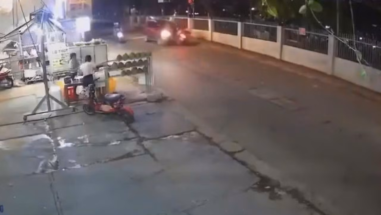 Xe ô tô con lấn trái gây tai nạn Xe ô tô con lấn trái gây tai nạn