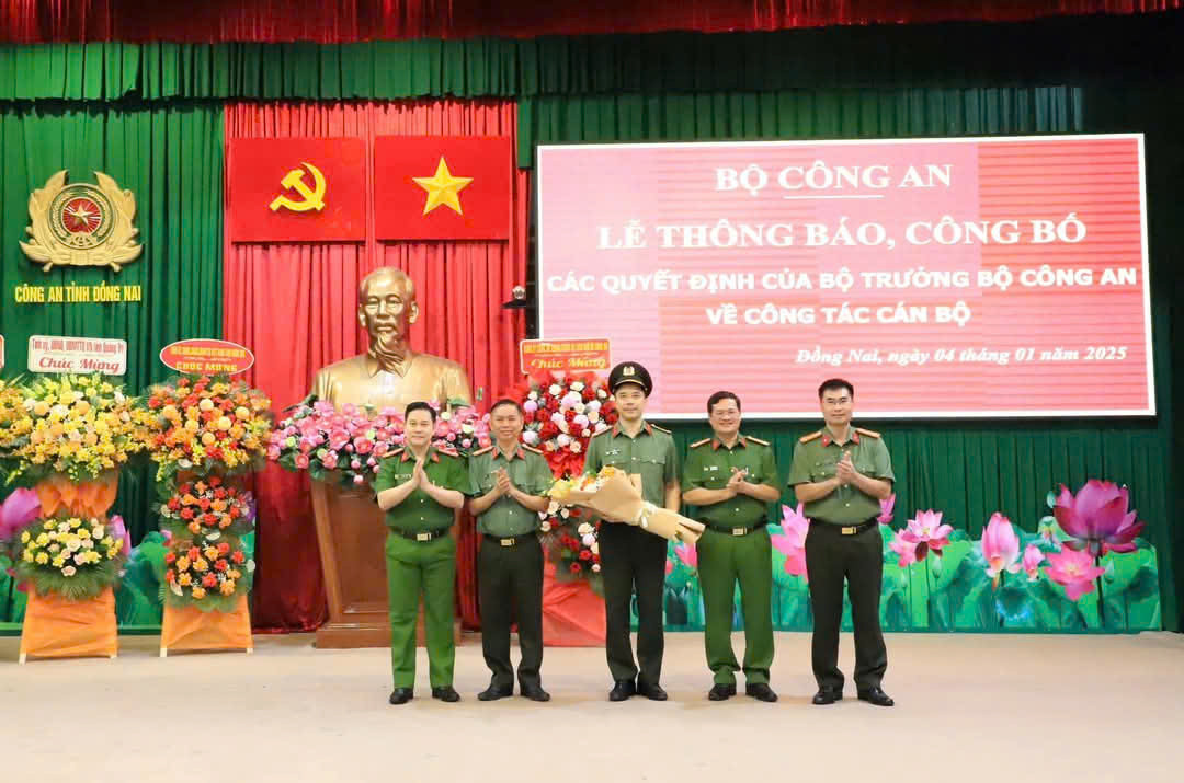 Ban giám đốc Công an tỉnh Đồng Nai chúc mừng đại tá Nguyễn Hồng Phong