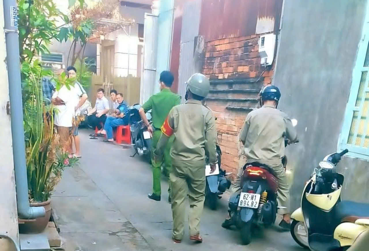 Cơ quan chức năng phong tỏa, khám nghiệm hiện trường Cơ quan chức năng phong tỏa, khám nghiệm hiện trường