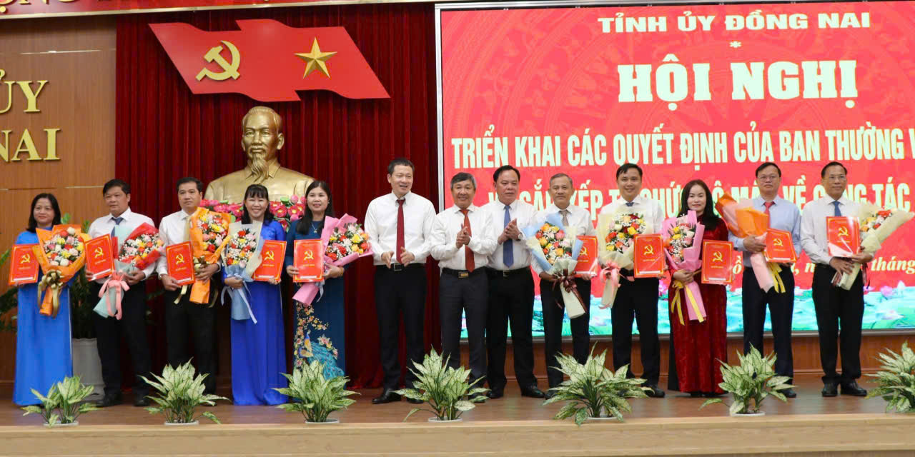 Lãnh đạo Tỉnh ủy Đồng Nai trao quyết định bổ nhiệm cán bộ và quyết định nghỉ hưu cho các cán bộ nghỉ hưu sớm theo nguyện vọng Lãnh đạo Tỉnh ủy Đồng Nai trao quyết định bổ nhiệm cán bộ và quyết định nghỉ hưu cho các cán bộ nghỉ hưu sớm theo nguyện vọng