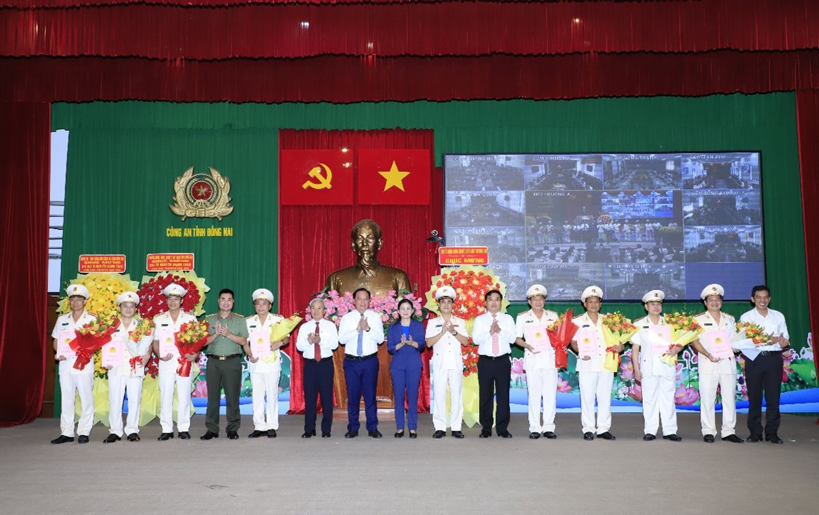 Lãnh đạo tỉnh Đồng Nai và tỉnh Bình Phước chúc mừng các Phó giám đốc Công an tỉnh Đồng Nai mới được điều động, bổ nhiệm Lãnh đạo tỉnh Đồng Nai và tỉnh Bình Phước chúc mừng các Phó giám đốc Công an tỉnh Đồng Nai mới được điều động, bổ nhiệm