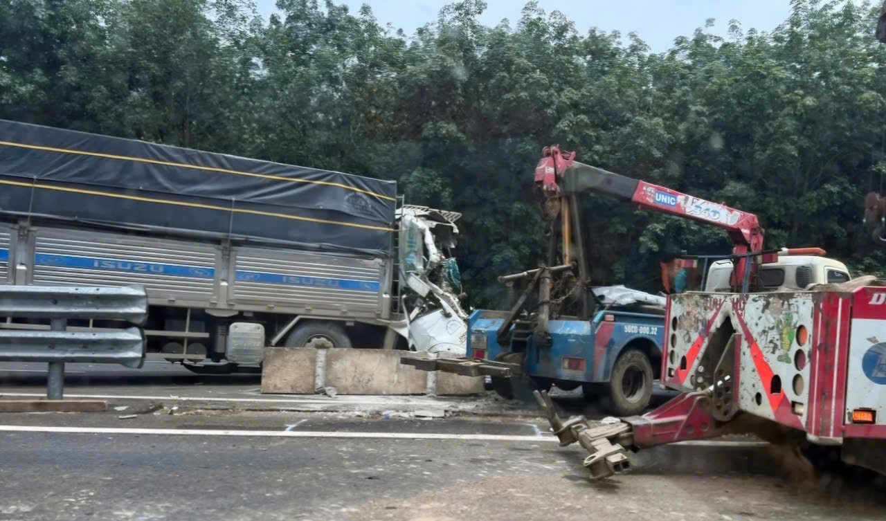 Vụ tai nạn giữa các xe tải trên cao tốc Phan Thiết - Dầu Giây đoạn qua tỉnh Đồng Nai. Vụ tai nạn giữa các xe tải trên cao tốc Phan Thiết - Dầu Giây đoạn qua tỉnh Đồng Nai.