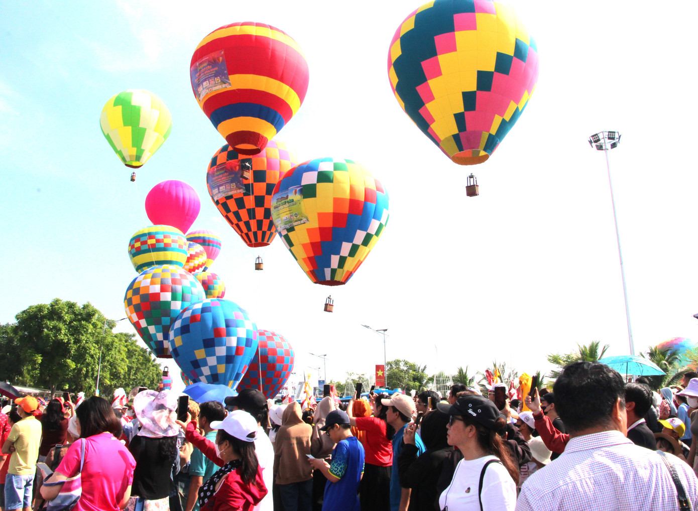 Hàng chục khinh khí cầu được đưa vào phục vụ tại sự kiện Hàng chục khinh khí cầu được đưa vào phục vụ tại sự kiện