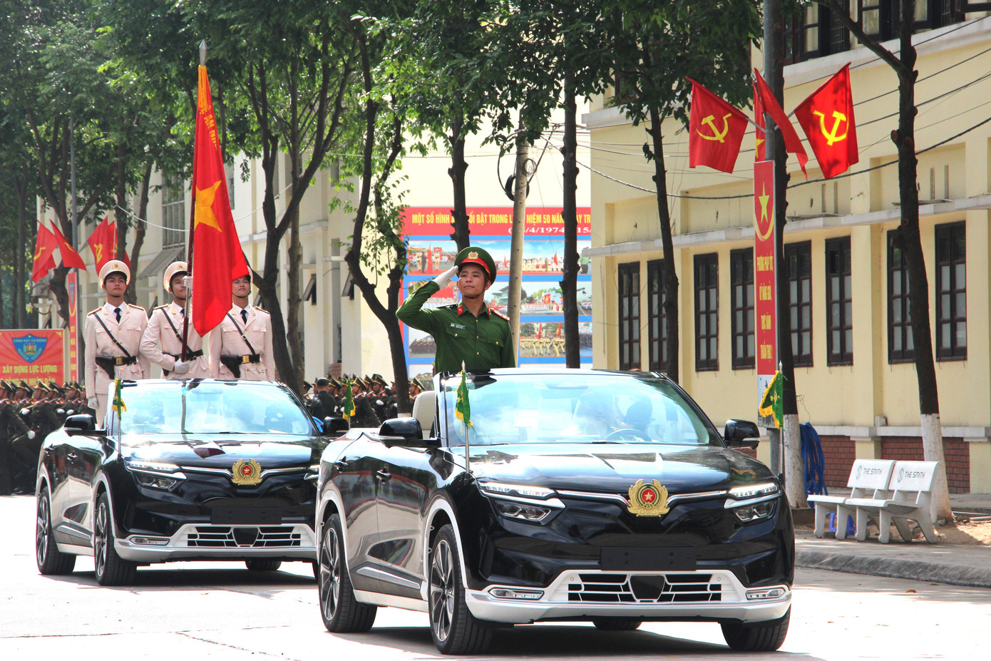 Xe chỉ huy và Tổ Công an kỳ dẫn đầu đoàn diễu binh, diễu hành Khối công an nhân dân.