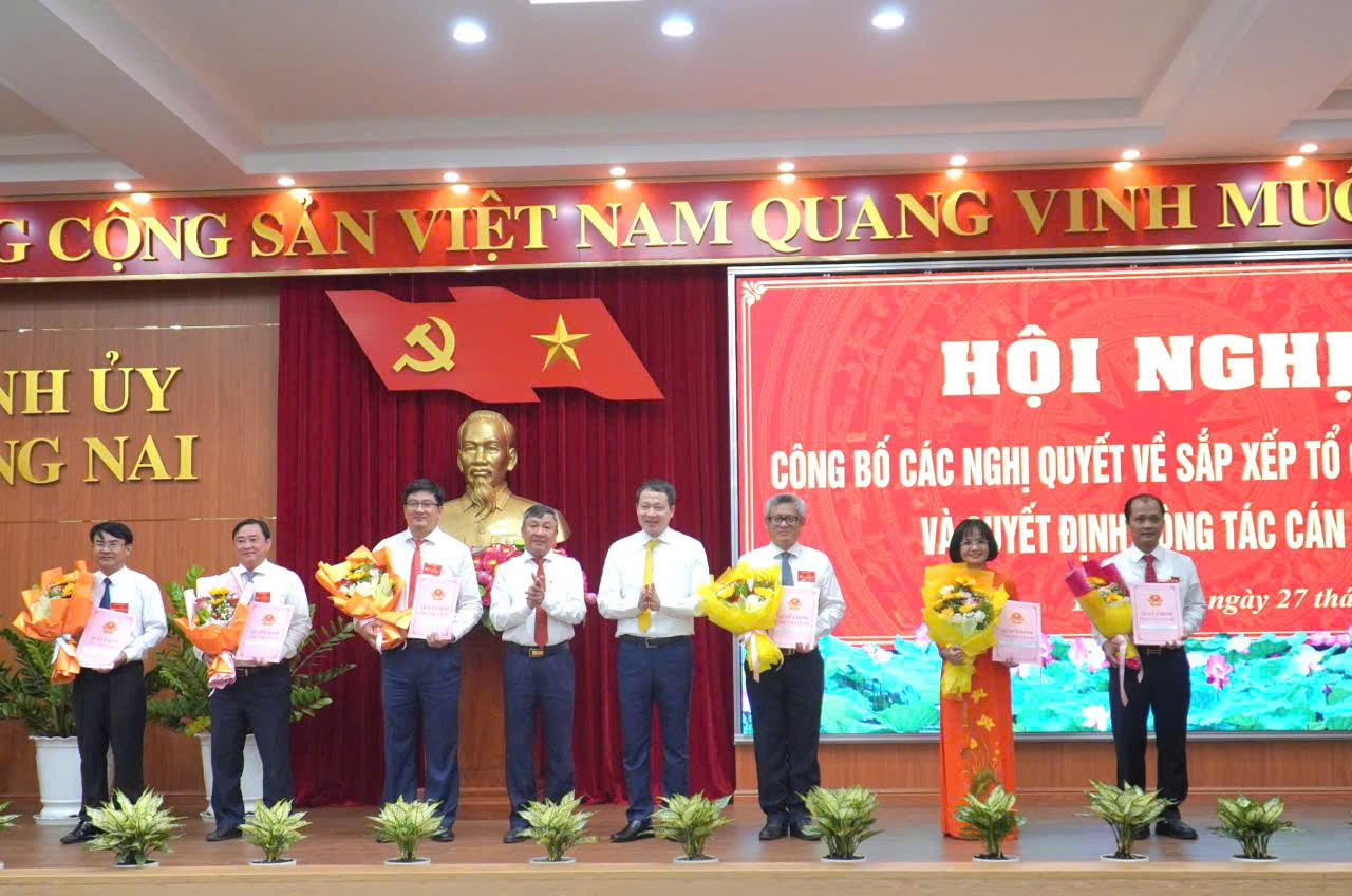 Lãnh đạo tỉnh Đồng Nai trao quyết định bổ nhiệm lãnh đạo các sở mới thành lập. Lãnh đạo tỉnh Đồng Nai trao quyết định bổ nhiệm lãnh đạo các sở mới thành lập.