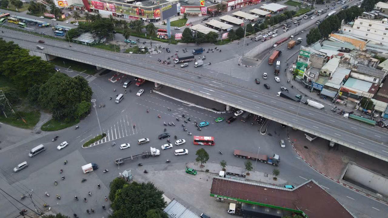 Tình hình giao thông tại khu vực nút giao ngã tư Vũng Tàu diễn biến phức tạp. Tình hình giao thông tại khu vực nút giao ngã tư Vũng Tàu diễn biến phức tạp.