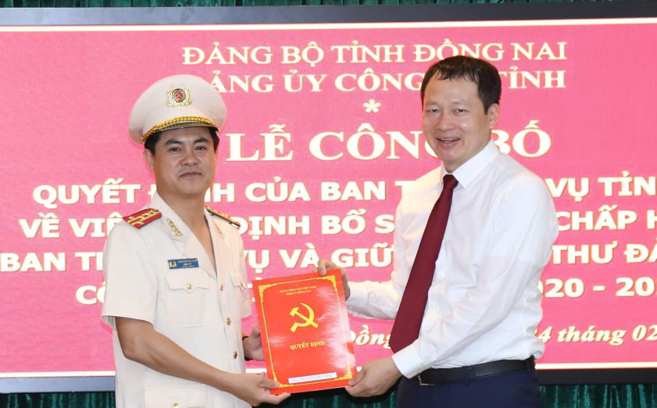 Bí thư Tỉnh ủy Đồng Nai Vũ Hồng Văn trao quyết định cho đại tá Nguyễn Đức Hải Bí thư Tỉnh ủy Đồng Nai Vũ Hồng Văn trao quyết định cho đại tá Nguyễn Đức Hải