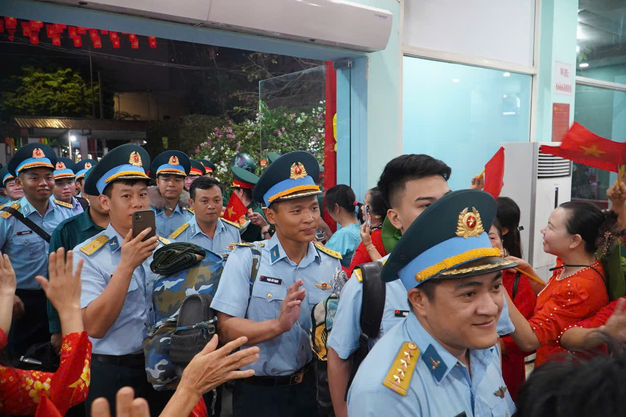 Cán bộ, chiến sĩ thực hiện nhiệm vụ A50 đến ga Biên Hòa Cán bộ, chiến sĩ thực hiện nhiệm vụ A50 đến ga Biên Hòa