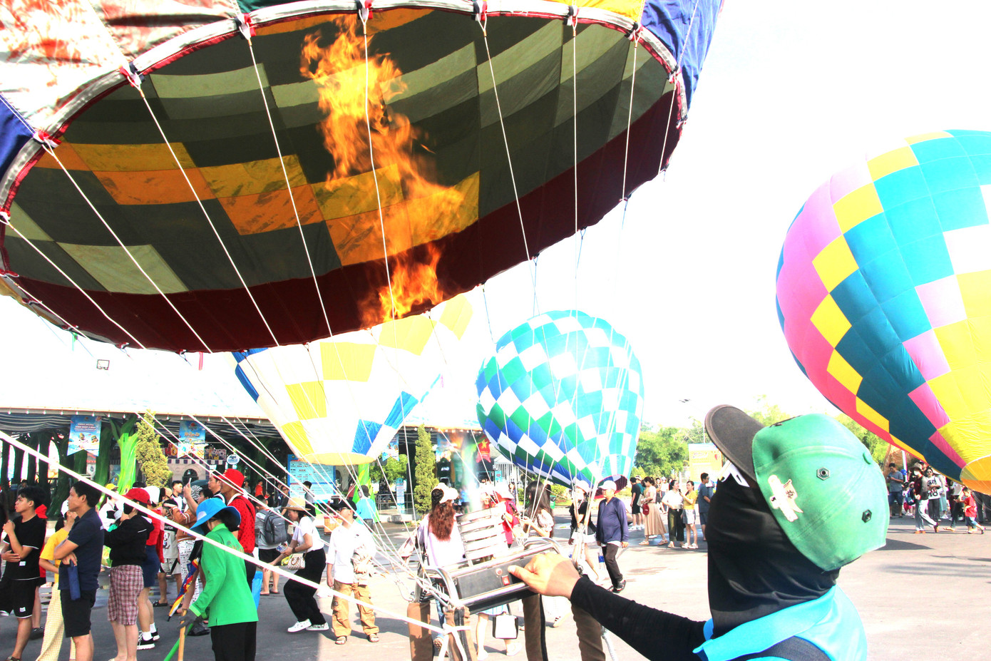 Phi công đốt lửa để bay khinh khí cầu Phi công đốt lửa để bay khinh khí cầu