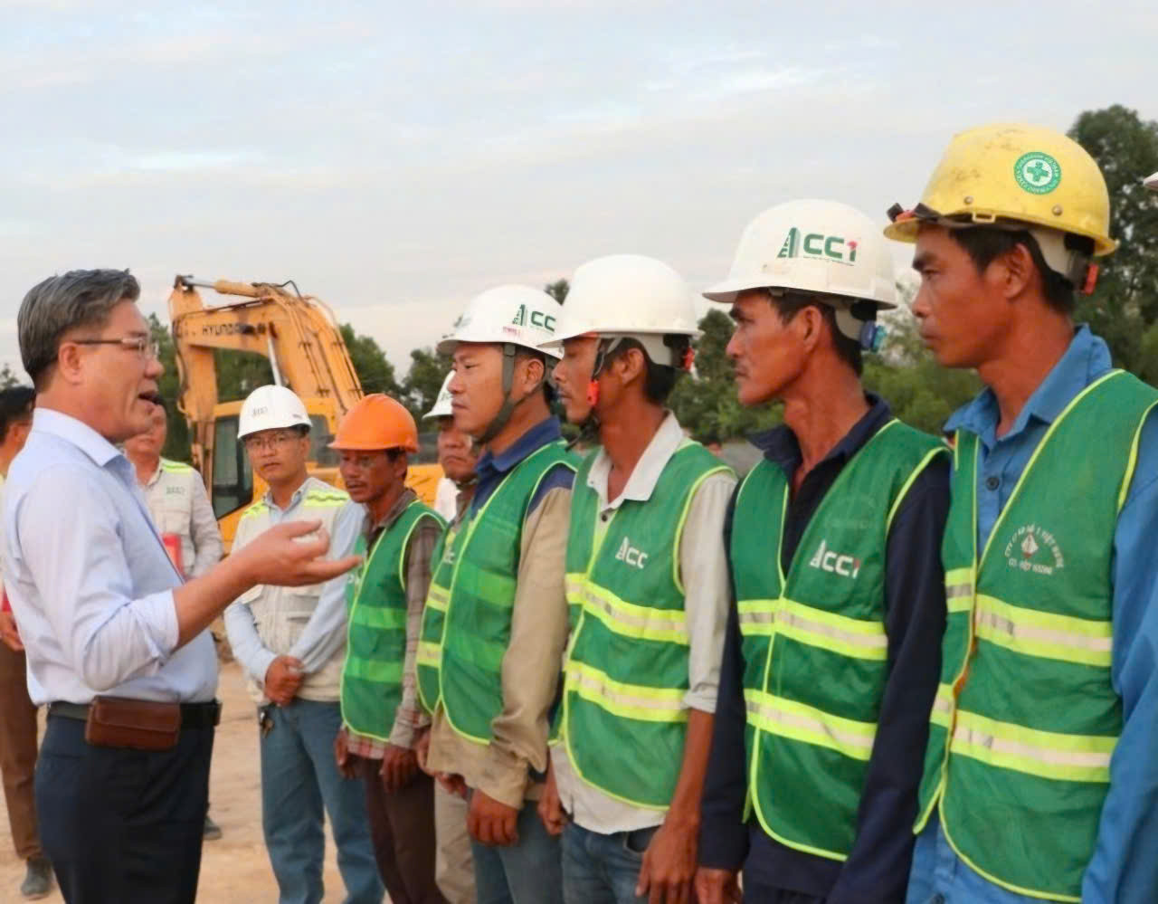 Phó Chủ tịch UBND tỉnh Đồng Nai Dương Minh Dũng thăm lực lượng công nhân trên công trường thi công cao tốc Biên Hòa - Vũng Tàu