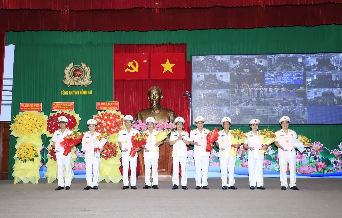 Thiếu tướng Nguyễn Đức Hải trao quyết định của Bộ trưởng Bộ Công an điều động, bổ nhiệm các Phó giám đốc Công an tỉnh Đồng Nai mới Thiếu tướng Nguyễn Đức Hải trao quyết định của Bộ trưởng Bộ Công an điều động, bổ nhiệm các Phó giám đốc Công an tỉnh Đồng Nai mới