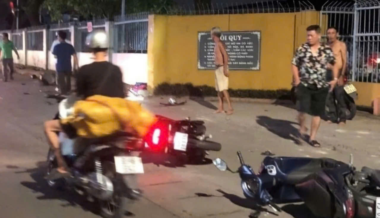 Các xe máy bị tông ngã trên đường Các xe máy bị tông ngã trên đường