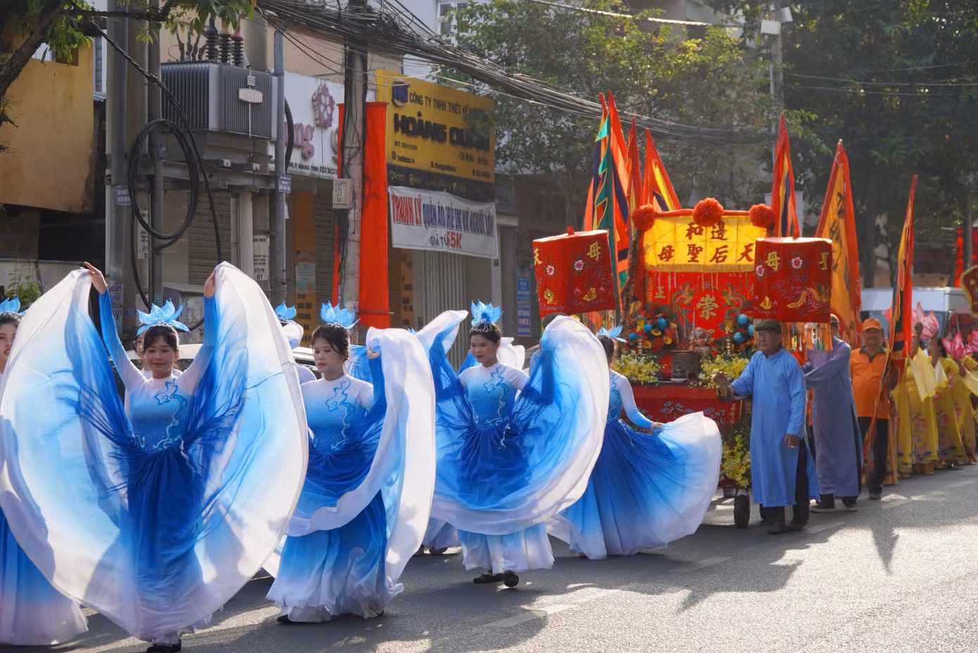 Đoàn diễu hành trong lễ hội với các hoạt động múa hát. Đoàn diễu hành trong lễ hội với các hoạt động múa hát.