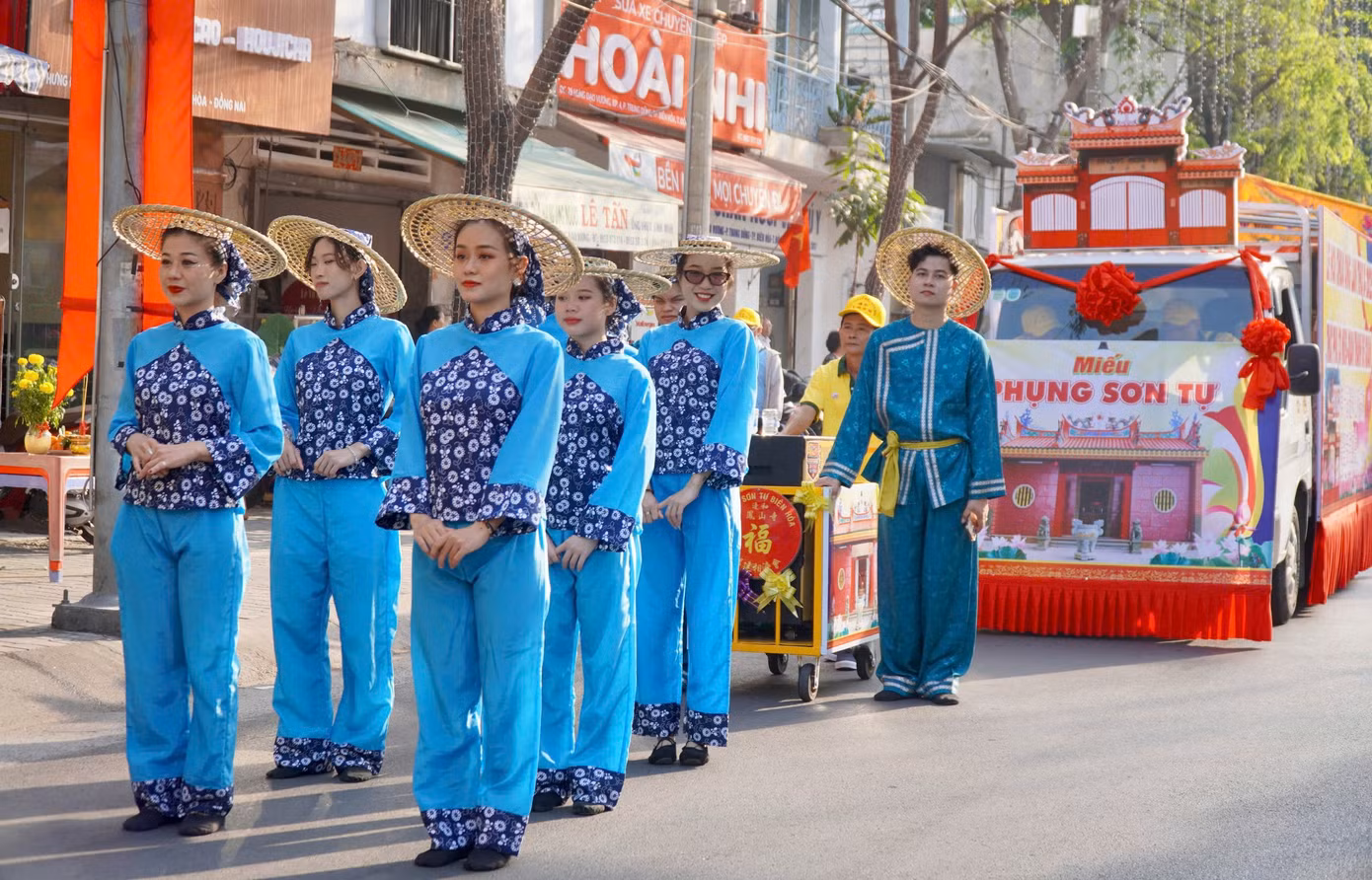Đoàn bộ hành đại diện của miếu Phụng sơn tự. Đoàn bộ hành đại diện của miếu Phụng sơn tự.