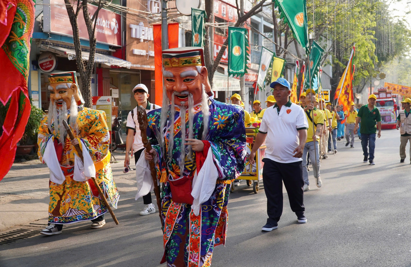 Hóa trang thành các vị thần trong lễ hội.