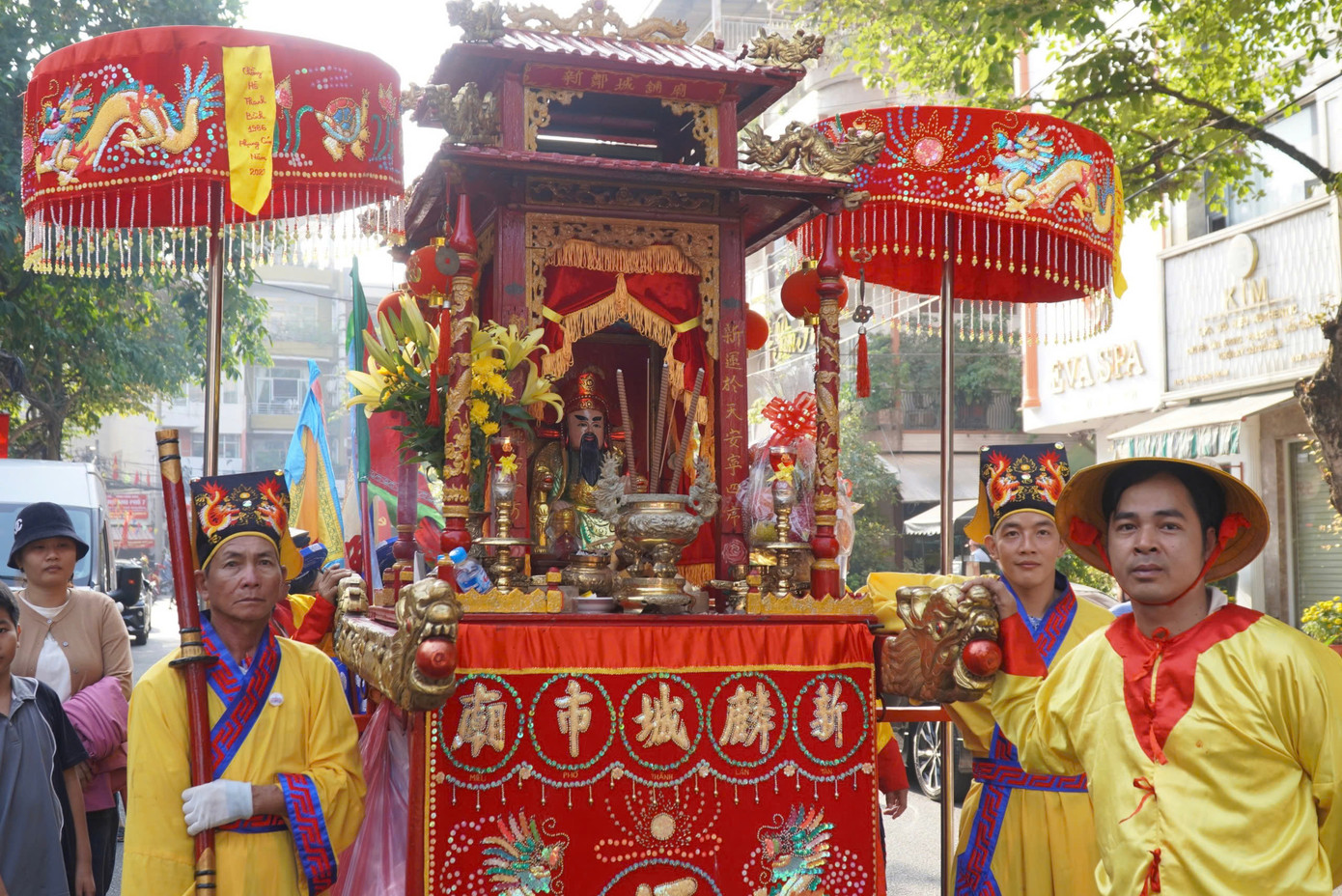 Lễ nghinh thần xuất du đi qua các tuyến phố là một phần trong Lễ hội chùa Ông.