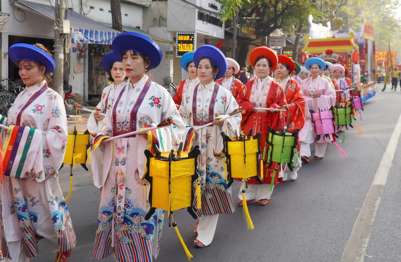 Phụ nữ trong trang phục truyền thống tại lễ hội.