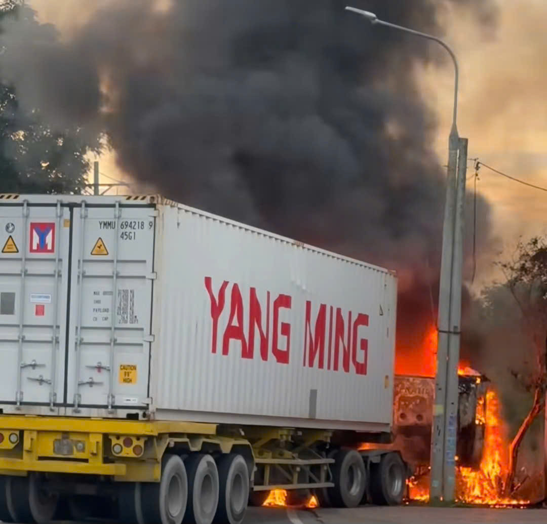 Lửa bốc cháy dữ dội