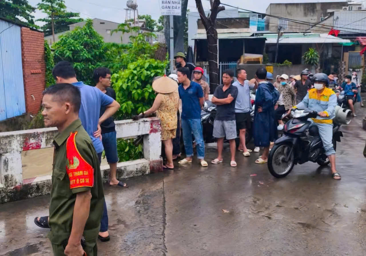 Lực lượng chức năng đang tổ chức tìm kiếm nạn nhân Lực lượng chức năng đang tổ chức tìm kiếm nạn nhân