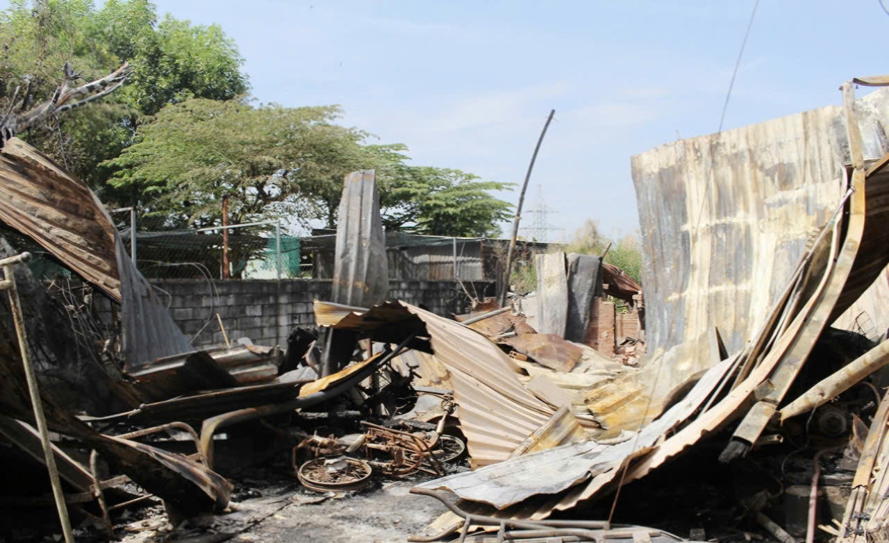 Căn nhà bị cháy thiệt hại hoàn toàn. Căn nhà bị cháy thiệt hại hoàn toàn.