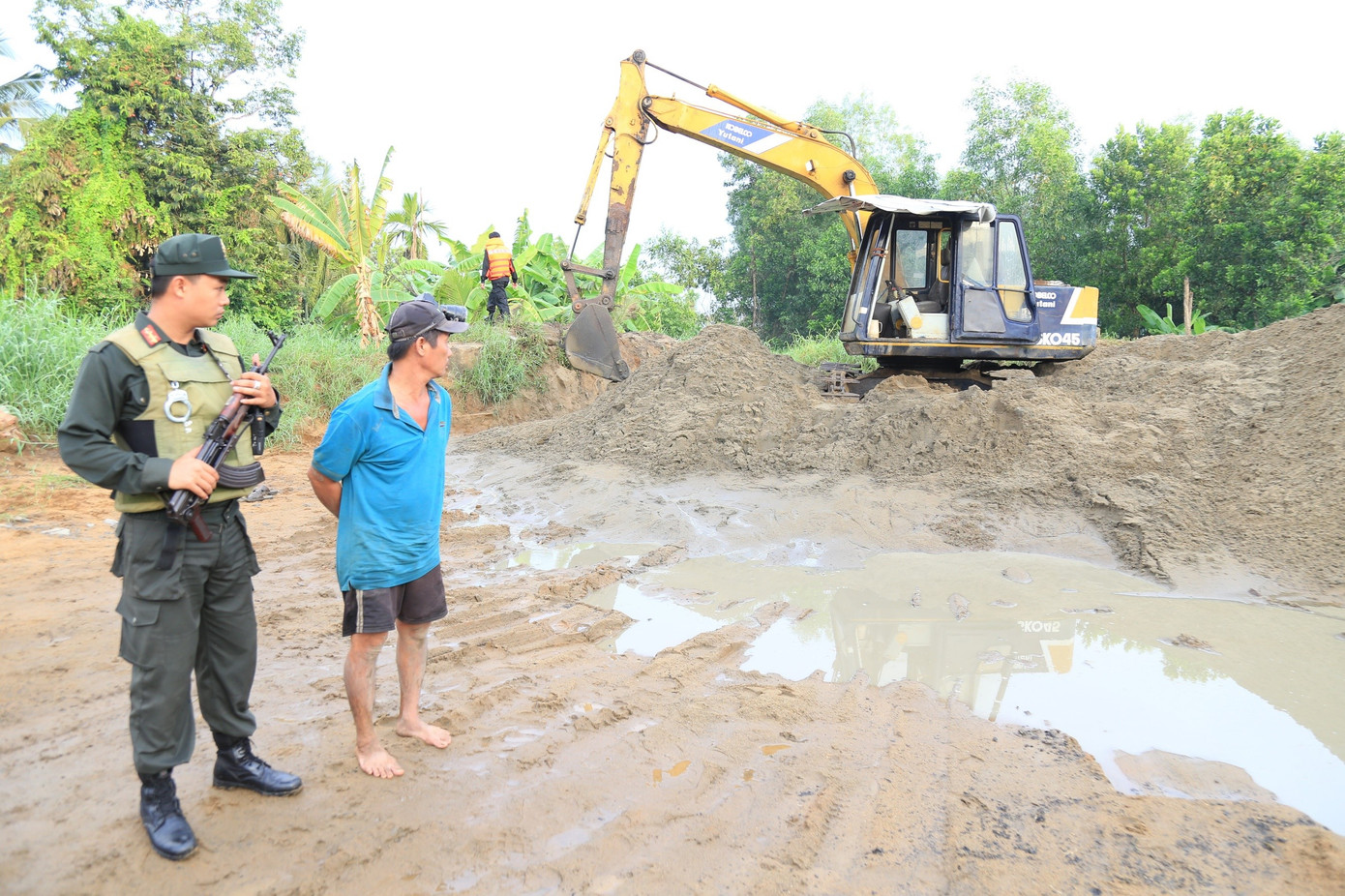 Bãi tập kết cát khai thác trái phép của đối tượng Trần Tấn Khoa Bãi tập kết cát khai thác trái phép của đối tượng Trần Tấn Khoa