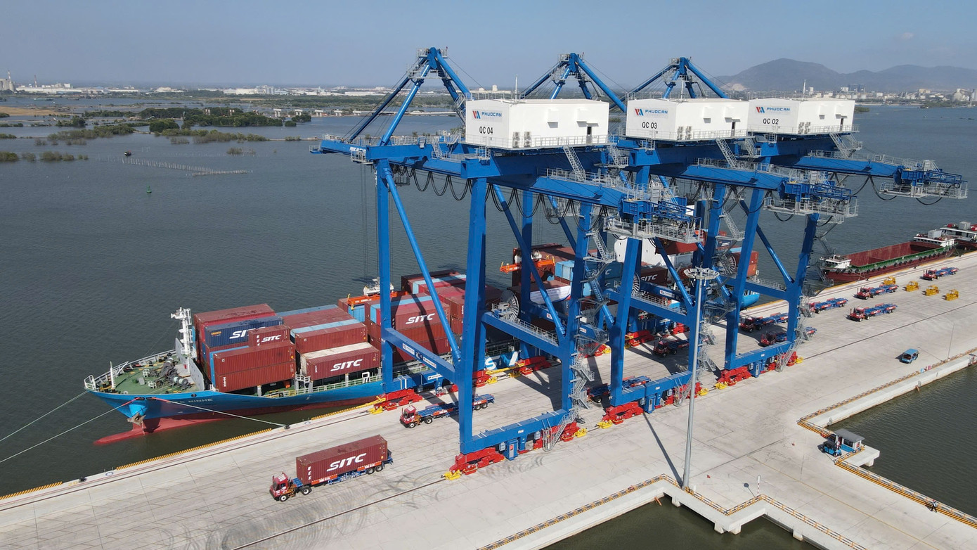 Tàu SITC MINHE cập cảng Phước An bốc dỡ hàng. Tàu SITC MINHE cập cảng Phước An bốc dỡ hàng.