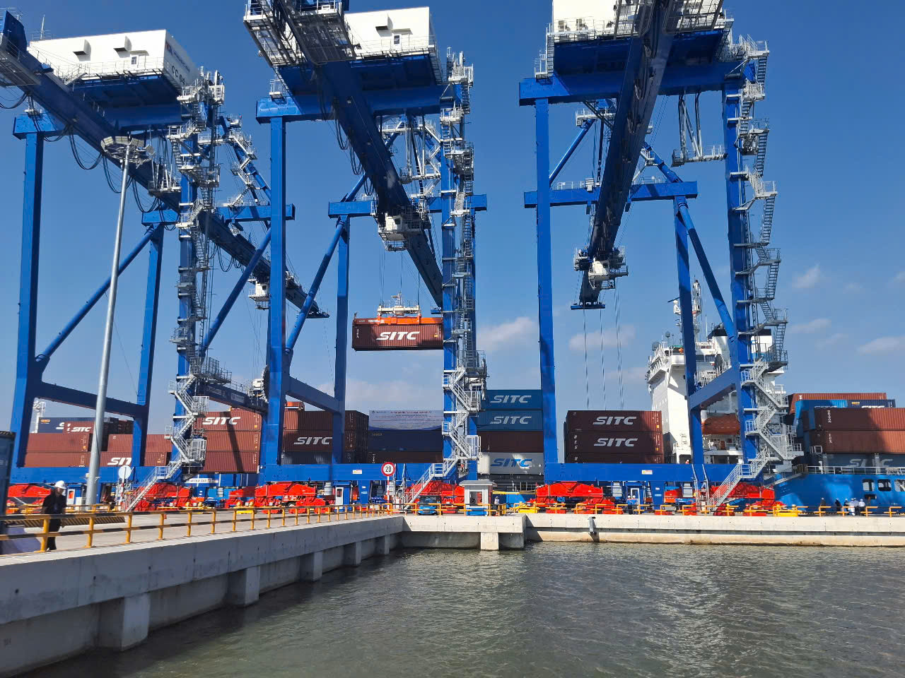 Hệ thống cẩu điện được sử dụng tại cảng Phước An đáp ứng tiêu chí "cảng xanh" Hệ thống cẩu điện được sử dụng tại cảng Phước An đáp ứng tiêu chí "cảng xanh"