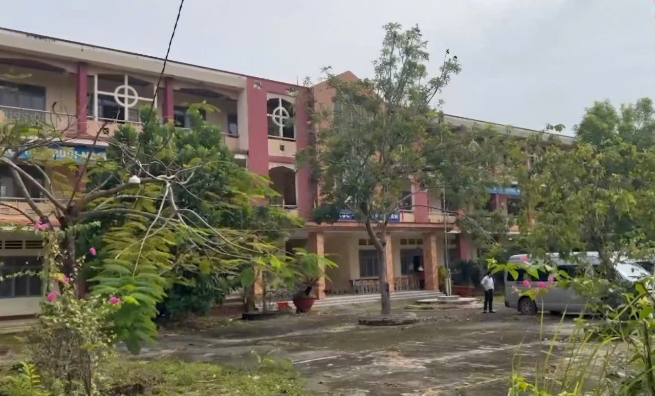 Trường THCS Dương Văn Thì hư hỏng nặng sau thời gian ngắn đưa vào sử dụng. Trường THCS Dương Văn Thì hư hỏng nặng sau thời gian ngắn đưa vào sử dụng.