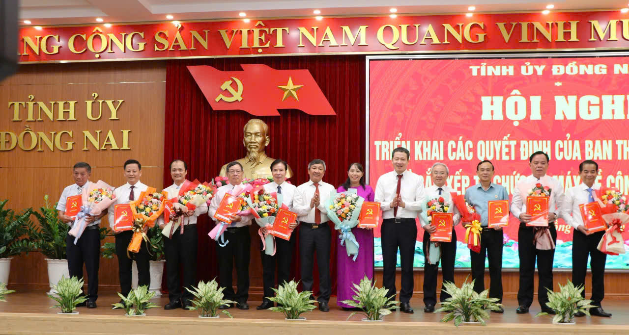 Lãnh đạo Tỉnh ủy Đồng Nai trao quyết định kết thúc hoạt động các Đảng đoàn, Ban cán sự đảng do Tỉnh ủy thành lập Lãnh đạo Tỉnh ủy Đồng Nai trao quyết định kết thúc hoạt động các Đảng đoàn, Ban cán sự đảng do Tỉnh ủy thành lập