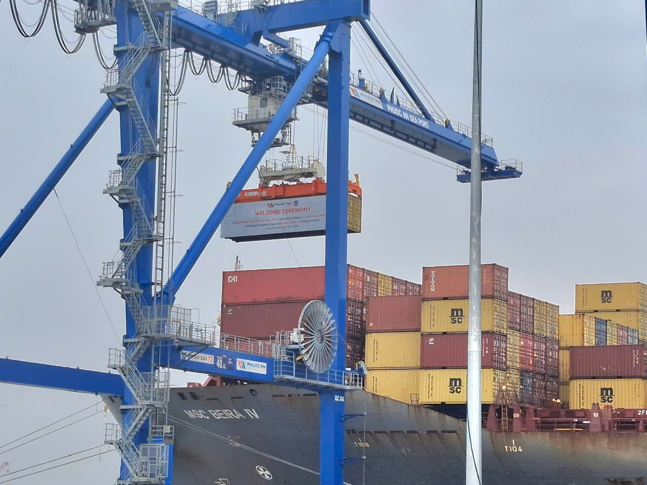 Bốc dỡ container đầu tiên. Bốc dỡ container đầu tiên.