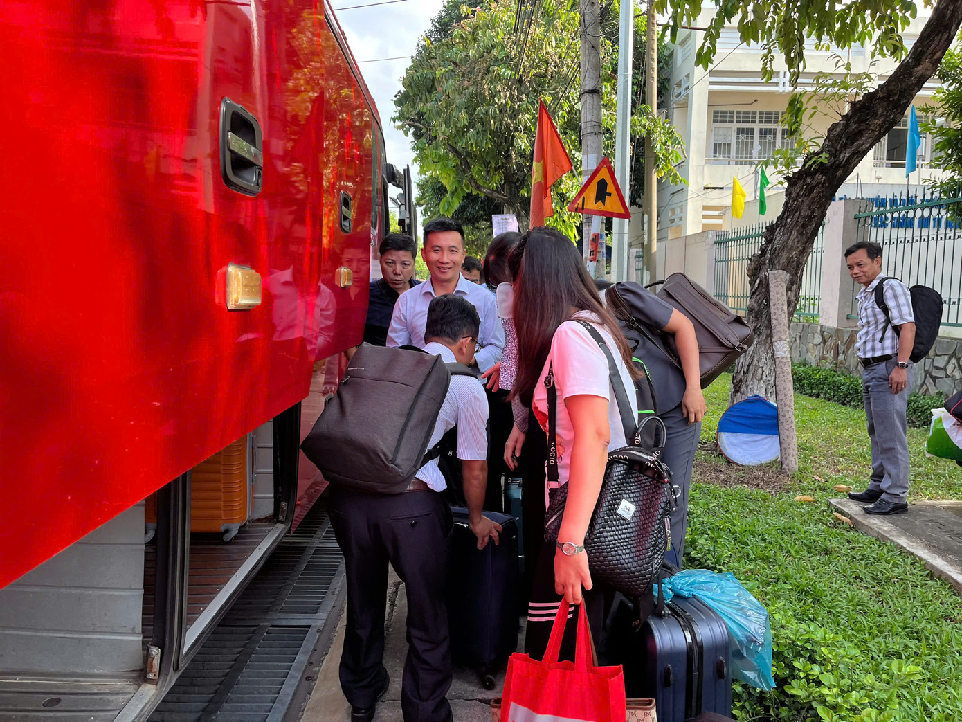 Xe buýt đưa cán bộ, viên chức từ Bình Phước đến Đồng Nai làm việc vào sáng 1/7