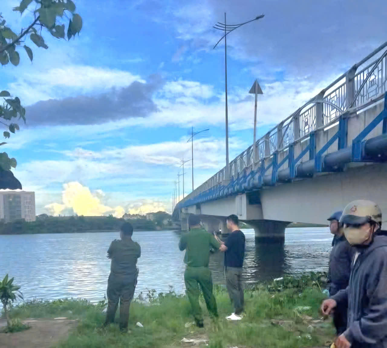 Đoạn sông phát hiện thi thể bé N. Đoạn sông phát hiện thi thể bé N.