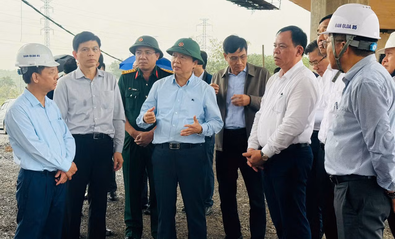 Phó Thủ tướng Trần Hồng Hà kiểm tra dự án cao tốc Biên Hòa - Vũng Tàu. Phó Thủ tướng Trần Hồng Hà kiểm tra dự án cao tốc Biên Hòa - Vũng Tàu.