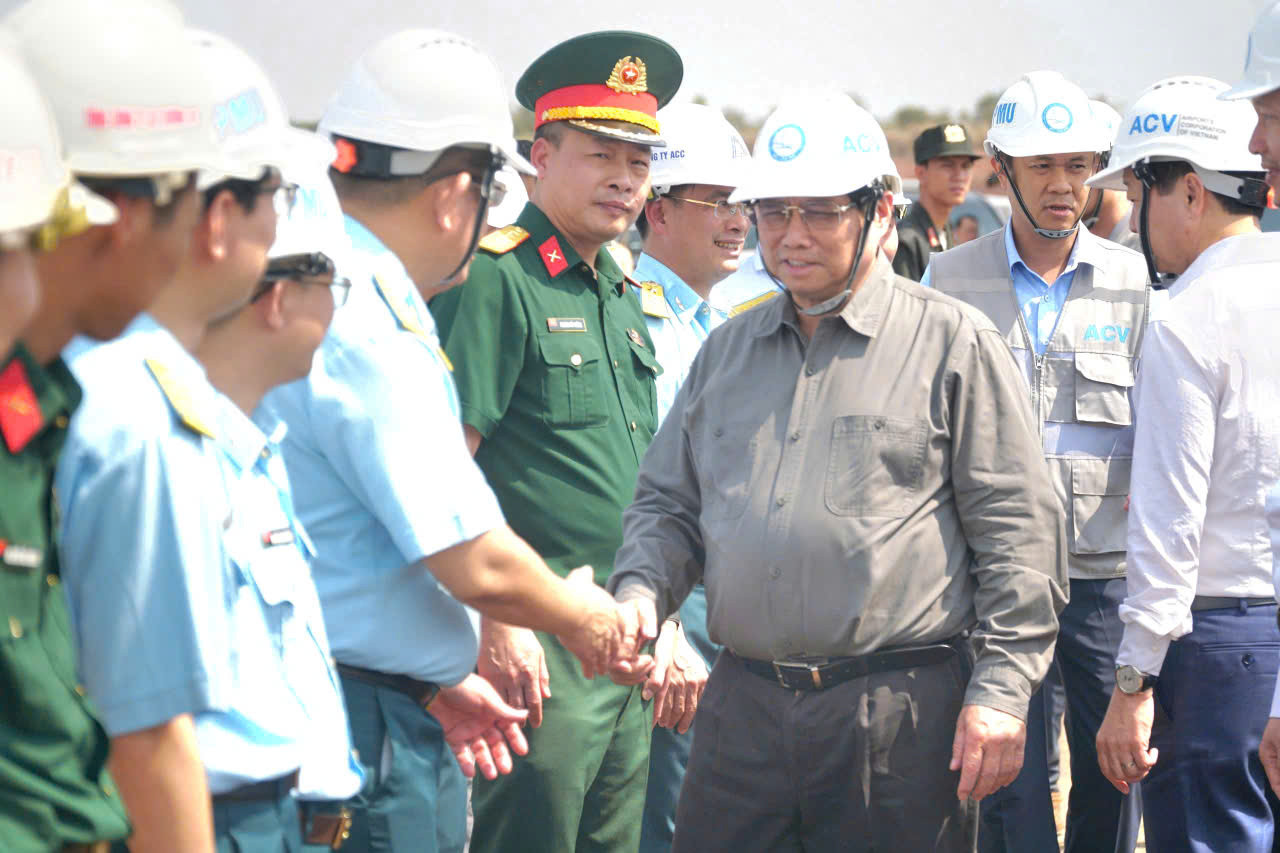 Thủ tướng động viên cán bộ, công nhân lao động tại công trường dự án sân bay Long Thành Thủ tướng động viên cán bộ, công nhân lao động tại công trường dự án sân bay Long Thành