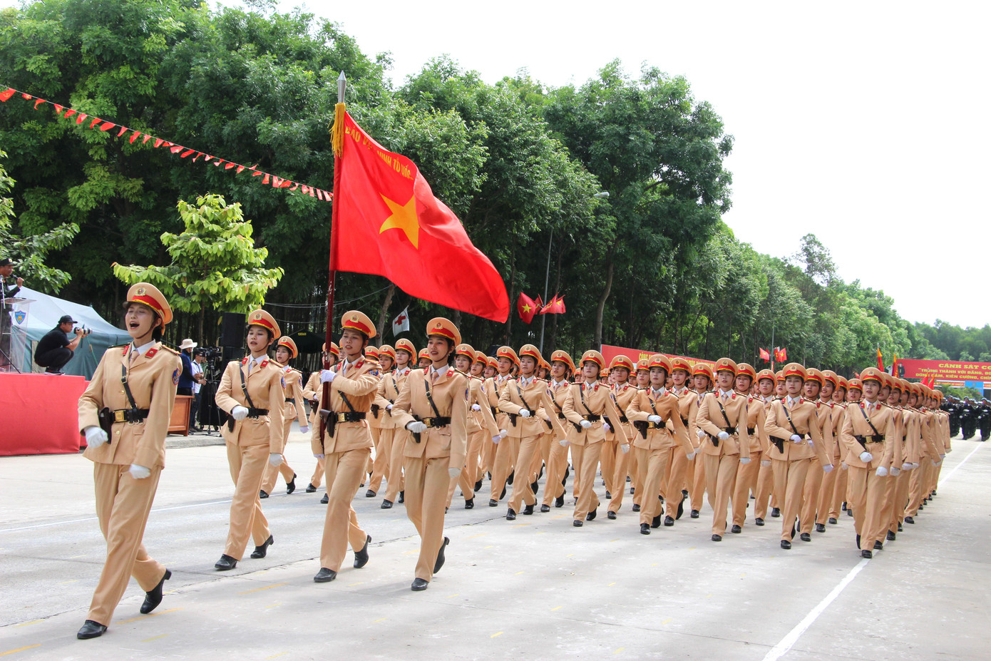 Khối nữ sĩ quan Cảnh sát giao thông.