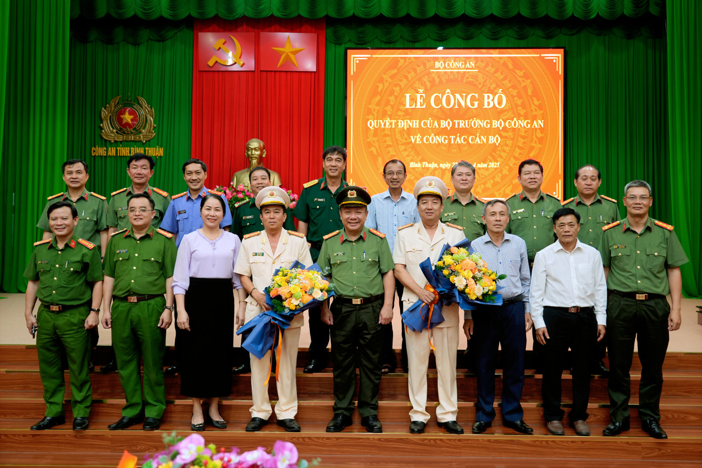 Lãnh đạo Công an và lãnh đạo các sở ngành tỉnh Bình Thuận chúc mừng 2 Phó giám đốc Công an tỉnh được bổ nhiệm lại