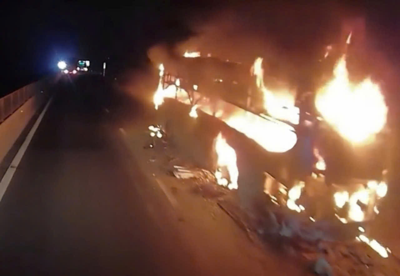 Xe khách giường nằm cháy rụi trên cao tốc Vĩnh Hảo - Phan Thiết Xe khách giường nằm cháy rụi trên cao tốc Vĩnh Hảo - Phan Thiết