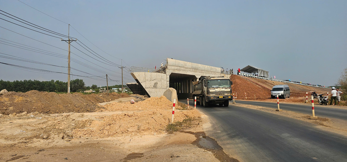 Đoạn giáp ranh dự án thành phần 2 (đang đắp đất) và thành phần 3 (đã cơ bản hoàn thành) Đoạn giáp ranh dự án thành phần 2 (đang đắp đất) và thành phần 3 (đã cơ bản hoàn thành)