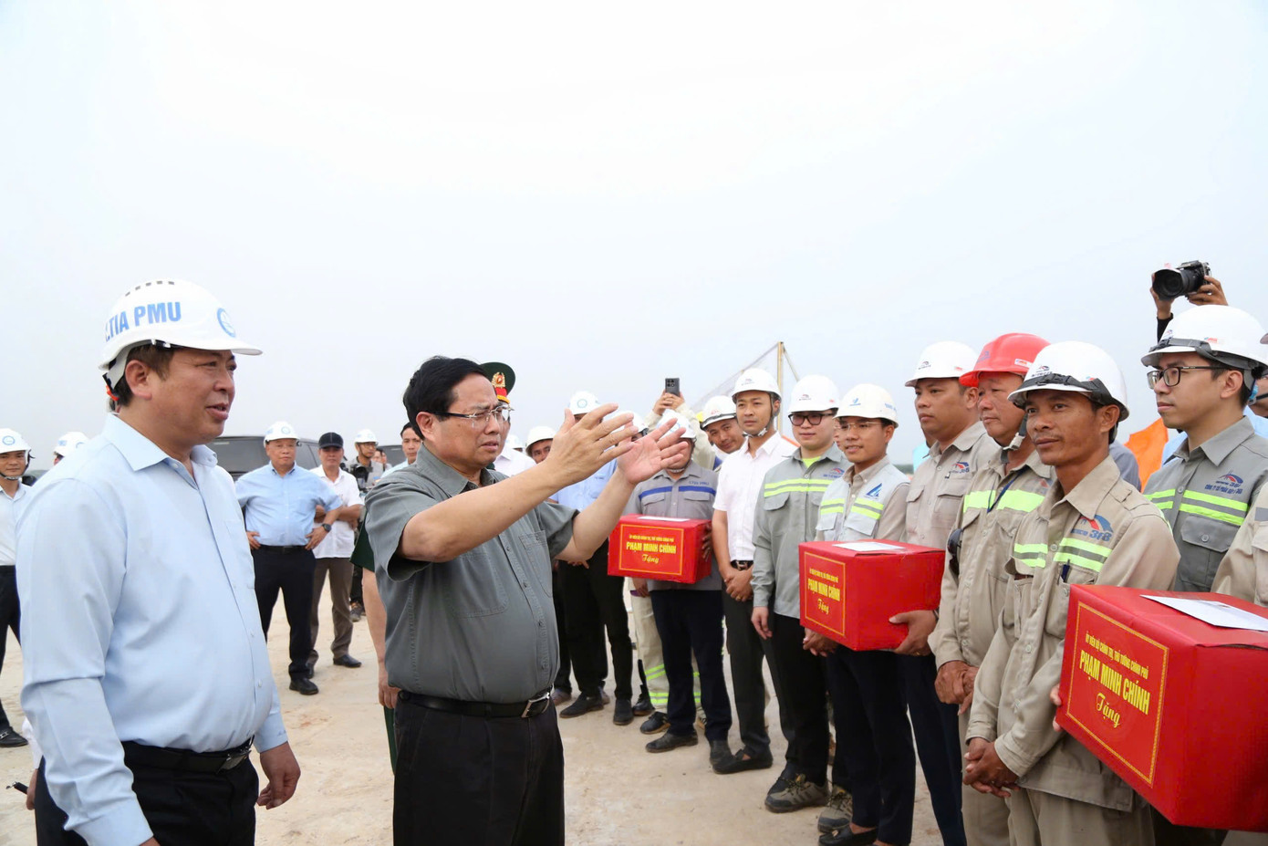 Thủ tướng Phạm Minh Chính tặng quà cho cán bộ, công nhân đang thi công nút giao T1 và cao tốc Biên Hòa - Vũng Tàu Thủ tướng Phạm Minh Chính tặng quà cho cán bộ, công nhân đang thi công nút giao T1 và cao tốc Biên Hòa - Vũng Tàu