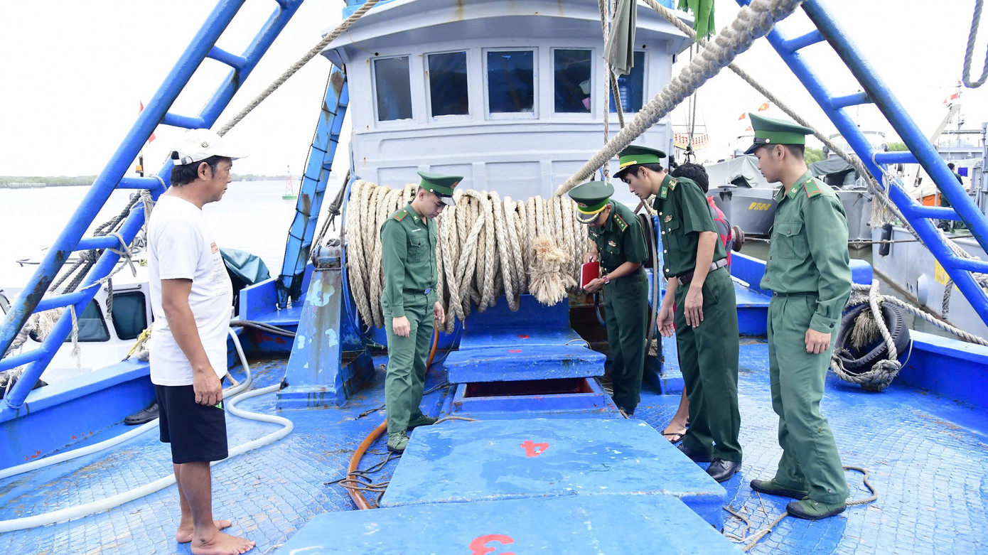 Bộ đội Biên phòng kiểm tra tàu TG 94117 TS Bộ đội Biên phòng kiểm tra tàu TG 94117 TS